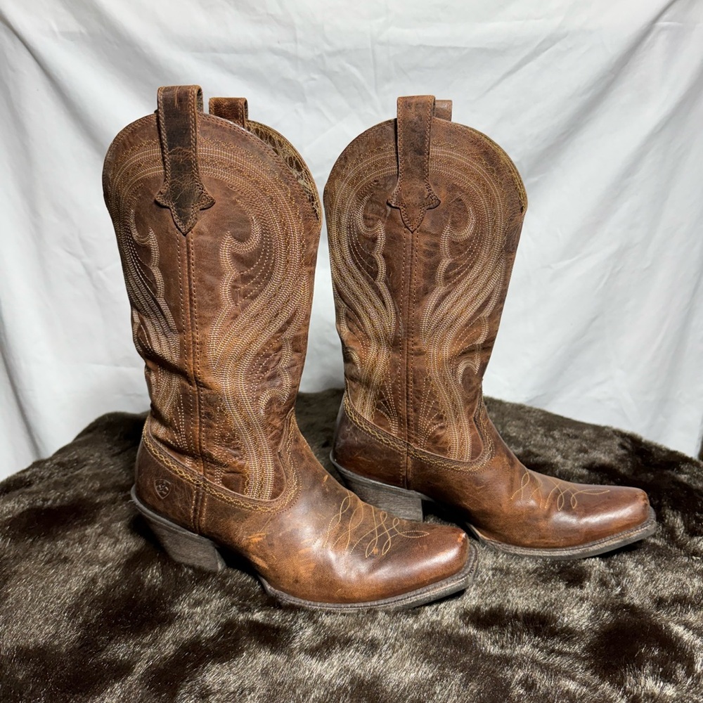 ARIAT LIVELY COWGIRL BOOTS - SQUARE TOE sz 9B. Nice condition!!